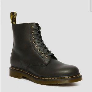 ⭐️ NEW- Dr. Martens 1460 Pascal Classico boots